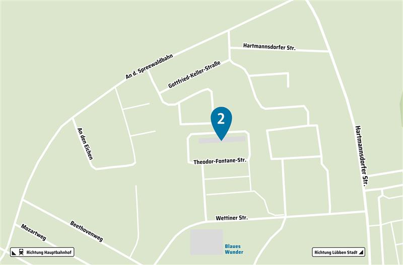 Bild: Karte mit markiertem Standort an der Theodor-Fontane-Straße, nahe der Gottfried-Keller-Straße in einem Wohngebiet. Umliegende Straßen sind u.a. Hartmannsdorfer Straße, An der Spreewaldbahn und Beethovenweg. Wegweiser zeigen Richtung Hauptbahnhof und Richtung Lübben Stadt.
